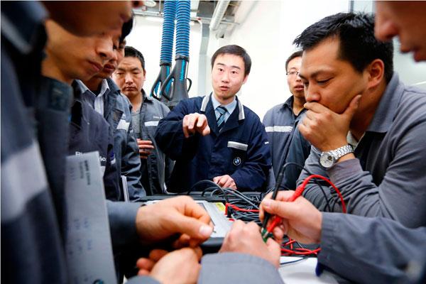 迈向未来，探索2025精准资料免费大全的深度解析与实施策略